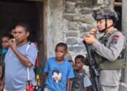 Patroli Dialogis: Satgas Ops Damai Cartenz Berbagi Makanan ke Anak dan Mama Papua