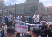 Ribuan Masyarakat Mitra Kerja TPL Lakukan Aksi Damai Di DPRD Taput Dan Serukan Nama Ephorus HKBP Untuk Diganti