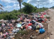 Bau Busuk Sampah Selimuti Mariat dan Jalan Bandara, Warga Resah