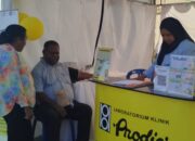 KADIN PBD giat festival Rakyat, membawa Gubernur periksa kesehatan di stand Laboratorium Klinik PRODIA Sorong